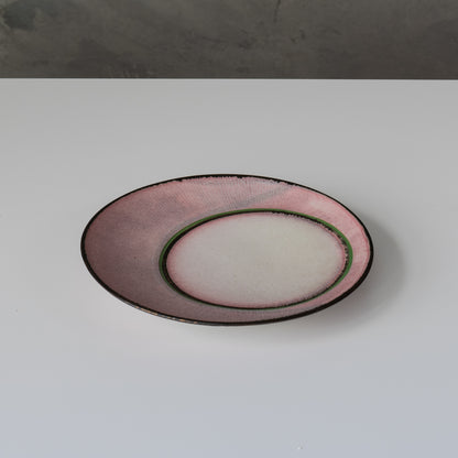 Asymmetric plate