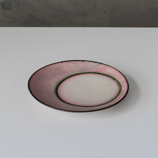 Asymmetric plate